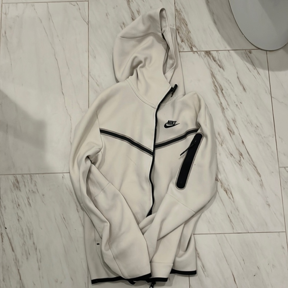 Cream and black men’s Nike tech Size S\M.